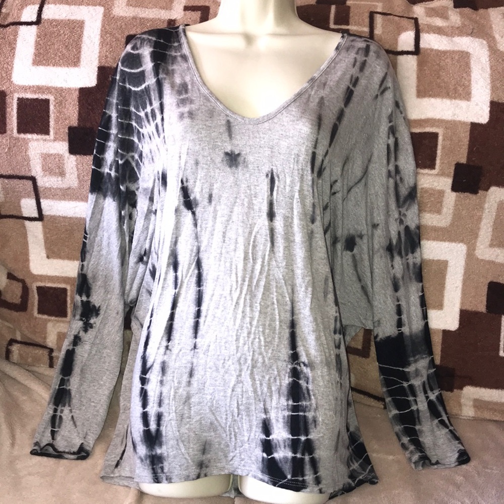ENTI medium grey and black long sleeved V neck stretchy